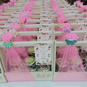 Wooden carrier of 3 jars